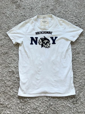 Abercrombie & Fitch T-shirt - Säljer en skön A&F tisha! | Fint skick utan defekter! | Etiketten säger L men passar mindre sätter den därför som en M, jag på bild är 178cm! | Ställ gärna frågor innan du köper!