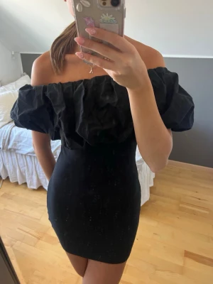 Svart offshoulder klänning - Säljer denna ursnygga klänningen från zara!! Trendig svart kortklänning med offshoulder-design🙌🏻klänningen är tajt i modellen men har suuperstretchigt tyg. Så himla snygg klänning, endast använd en gång. Perfekt till sommaren😩💕