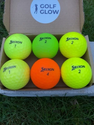 Srixon mix färgade 6-pack - Säljer ett set med sex golfbollar från Srixon i neonfärger: fyra gula, en grön och en orange. Perfekt för att synas på banan och lätt att hitta i gräset. Bollarna är tillverkade i slitstarkt material och har klassisk dimple-design.