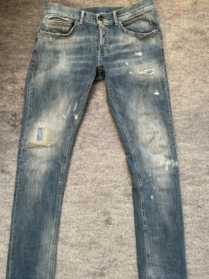 Dondup jeans George skinny fit jeans, blå, stl 32 - Snygga skinny fit jeans från George i tvättad blå färg med slitningar och coola detaljer. Klassisk femficksmodell med orange sömmar och tryckt G-logga bak. Passar dig som gillar en smal siluett och street-inspirerad look.