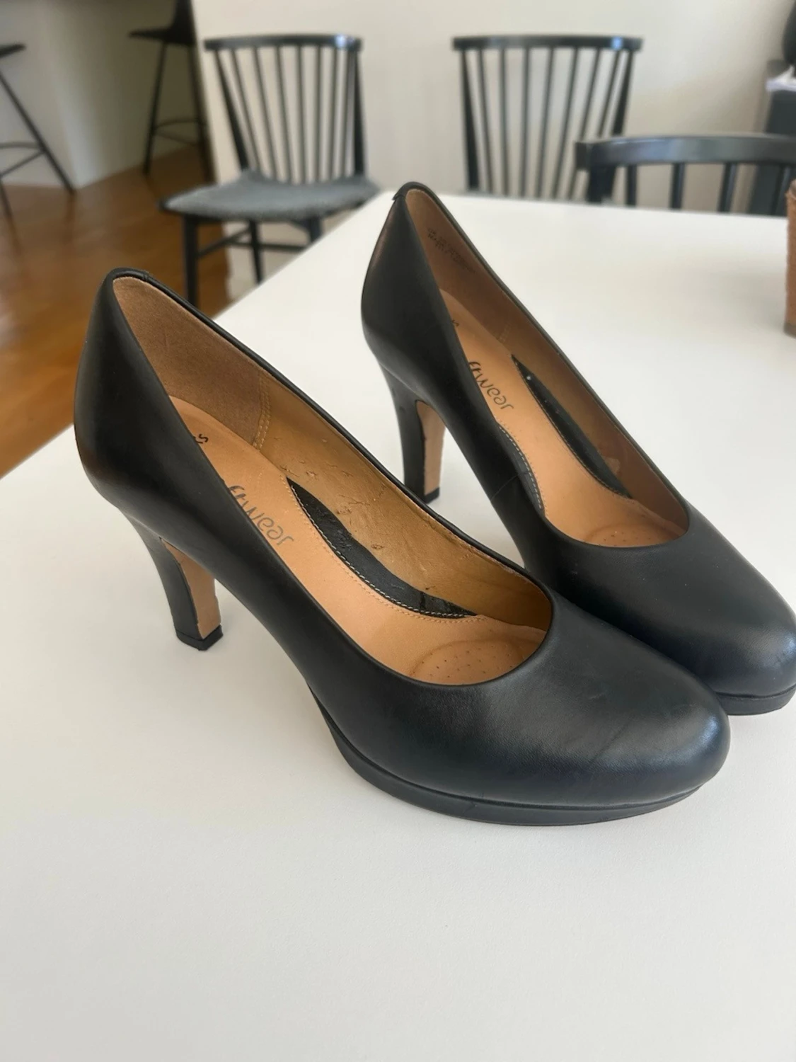 Svarta klassiska pumps i skinn