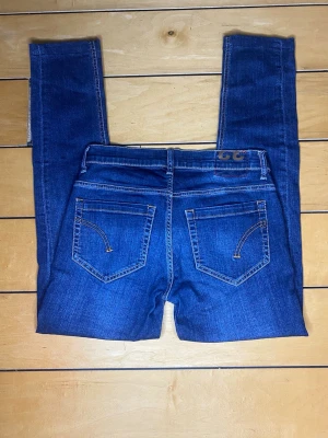 Dondup George Slim Fit Jeans – W29 – Blå tvätt - Säljer ett par Dondup George slim fit jeans i klassisk blå tvätt. Riktigt snygg passform som sitter bra på kroppen och funkar till både vardag och mer uppklätt.  Storlek: W29 Slim fit modell med stretch som ger bra komfort och passform. Snygga detaljer baktill och en tidlös denim-look.  Skick: Mycket bra skick  Perfekta jeans om du vill ha ett par stilrena designerjeans som passar till allt.  Skriv vid frågor eller för fler bilder/mått. Pris kan diskuteras vid snabb affär.