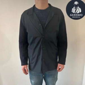 MASSIMO DUTTI CARDIGAN - NYSKICK - (SÄLJER FÖR SJUKT PRIS)  Tjena. Säljer denna extremt feta Massimo dutti cardigan i storlek M. Extremt fint skick, aldrig använd. Tveka inte på att ställa frågor! 🙌