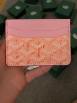 Gooyard plånbok - Säljer denna plånbok i bästa kvalitet helt ny,finns i olika färger.bara skriva om ni undrar eller vill ha mer information eller bilder.Skickar med en gåva vid köp🙏