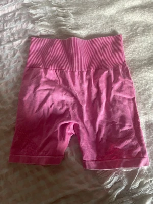 Rosa gymshorts - Säljer ett par rosa gymshorts