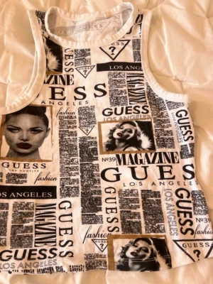 Vit och svart linnetopp från Guess - Säljer då jag inte använder 