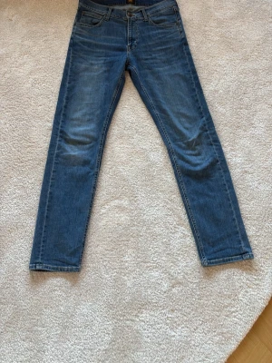 Blå raka jeans från Lee - Tja, säljer dessa blå Daren Zip Fly från Lee. Rak passform. Storlek W31 L32. Dem är sparsamt använda och är i mycket bra skick. Frågor? Bara höra av sig!