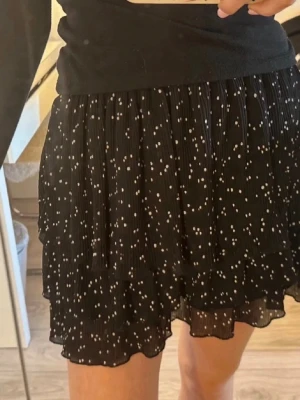 Prickig kjol Zara  - Prickig mini kjol perfekt till sommaren. Från Zara, den säljs inte längre. Mycket bra skick 