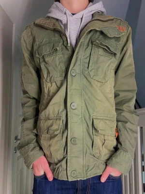 Superdry Field Jacket - Säljer denna snygga fältjacka ifrån Superdry. Den är perfekt nu för våren om man vill ha en clean look. Den är i storlek S. Priset går att diskutera och hör av dig om du har några andra frågor.