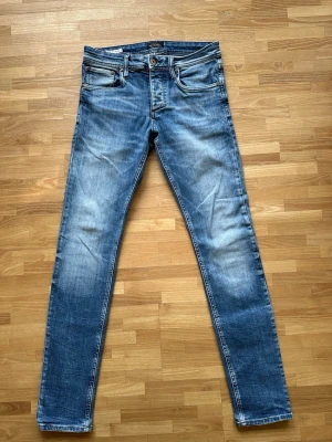 Jack and Jones jeans - Snygga somriga jeans från Jack and Jones. Storlek 30/32 passar mig perfekt som är 179. Mycket fint skick, inga hål eller liknande. Hör av er vid frågor!☀️☀️