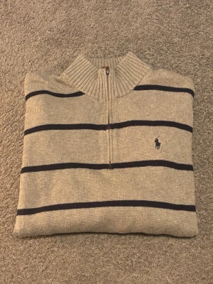 Beige stickad tröja från Polo Ralph Lauren - Stickad tröja från Ralph lauren. Storlek XXL. 100% bomull, bra skick