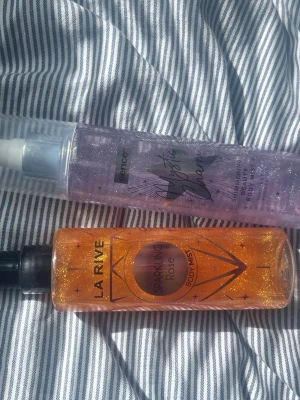 Body mist duo från La Rive & Sence - Två body mists: La Rive Sparkling Rose i en orange flaska med guldglitter och Sence Mystic Charm i en lila flaska med silverglitter. Båda har sprayfunktion och transparent plastflaska. Perfekt för dig som gillar fräscha och glittriga dofter.