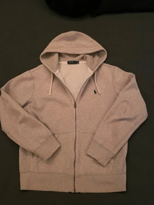 Polo Ralph Lauren Hoodie - En stilren Ralph Lauren Zip Hoodie i väldigt gott skick! Väldigt bekväm och sitter med jättebra passform.🤩. Hör av er vid funderingar😁