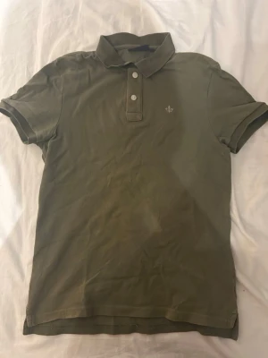 Olivgrön polo från morris - Säljer en Polo från Morris utan defekter i storlek S för 349 kr när nypris är 999. Tröjan säljs eftersom att den är för liten. Hör av dig vid frågor!