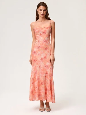 Adoore verona  - Säljer en helt oanvänd klänning från Adoore, denna modell sälj ej längre. Den första bilden är samma klänning men i en annan färg, jag säljer alltså den rosa!! Skriv gärna för mått eller andra frågor 🥰