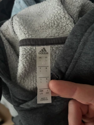 Addidas hoodie  - Rensar kläder säljer billigt 