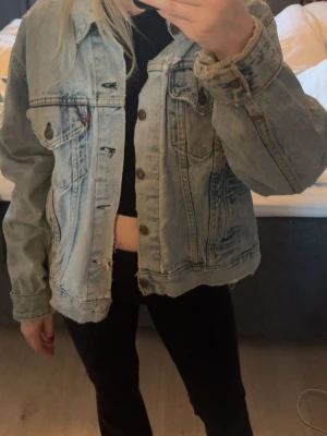 Ljusblå jeansjacka - Snygg jacka från levis, den har ett större hål i kragen pga några år gammal 