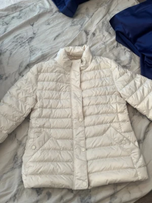 Vit dunjacka från Gant - Säljer en tunnare dunjacka från gant stl S