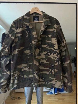 Camo overshirt från Dickies - Säljer en overshirt från Dickies med klassiskt camouflagemönster i grönt, brunt och beige. Tröjan är i toppenskick!