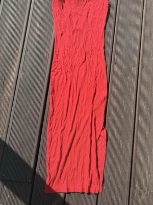 Röd långklänning från Amisu - Säljer en röd långklänning från Amisu med smala axelband och ribbad struktur. Klänningen har en figurnära passform och är perfekt för dig som vill ha en enkel men snygg look. Materialet är mjukt och stretchigt för extra komfort.