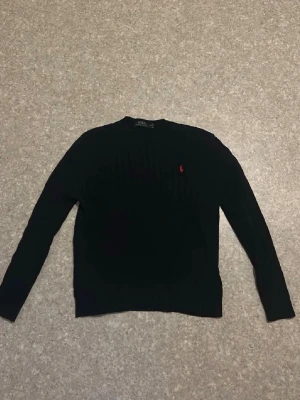  Polo Ralph Lauren - Stickar Tröja - Säljer en Mörkblå stickad tröja från Polo Ralph. Storlek M, liten sliten och använd😀 Hör gärna av er vid frågor och funderingar.