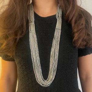 Långt halsband - Fint långt halsband som kommit till användning 1 gång❤️väldigt bra skick❤️minns ej vart den är köpt ❤️