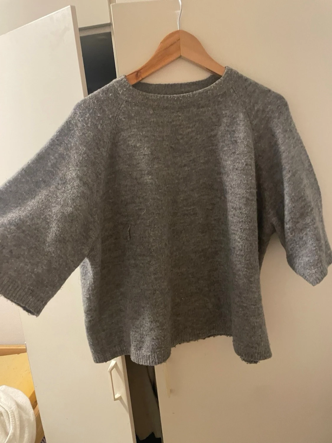 Grå stickad tröja med kort ärm - 1