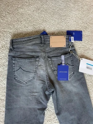Jacob Cohen jeans - Säljer ett par sjukt feta Jacob Cohen jeans i sick 9/10 inprincip helt nya, storlek 28 men sitter som 29, nypris 6000kr och jag säljer dom för endast 1599 men pris kan självklart diskuteras inget og
