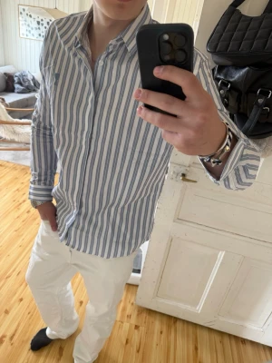 Ami paris randig skjorta - Riktigt snygg ami paris skjorta snyggt randigt mönster perfekt till våren/sommaren, skjortan är storlek XL och jag är 183 cm lång!