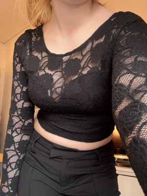 Svart spetströja  - Superfin, det enda är se bild 2 och 3 att de blivit små hål som man knappt tänker på enligt mig. Går absolut att diskutera pris💕storlek m men skulle mer säga att den är som xs/s 