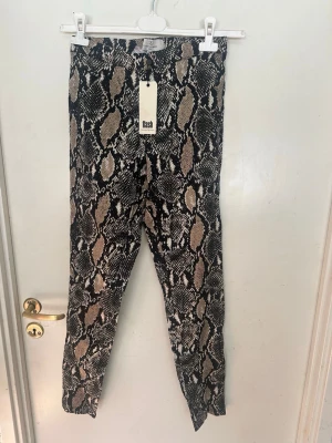 Byxa fr Flash i storlek M. - Byxa från Flash. Helt nu. Storlek M. Ordpris 399kr. Dragkedja i sidan. Resår i midjan. Stretchiga. Dragkedja vid fötterna. 