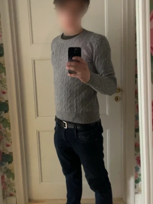 Grå kabelstickad tröja Polo Ralph Lauren - Säljer en grå kabelstickad tröja från Polo Ralph Lauren. Fick två i present så jag säljer ena eftersom den inte gick att lämna tillbaka