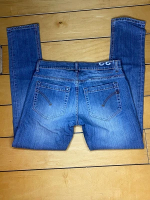 Dondup George Slim Fit Jeans – W32 – Ljusblå - Säljer ett par Dondup George slim fit jeans i ljusblå tvätt. Riktigt snygg passform som sitter bra på kroppen och funkar till alla outfits.  Storlek: W32 (ca 41 cm i midjan) Längd: ca 98–99 cm (ungefär L28)  Slim fit modell med stretch och bra komfort. Klassisk Dondup-design med fina detaljer baktill.  Skick: Mycket bra skick  Pris kan diskuteras vid snabb affär