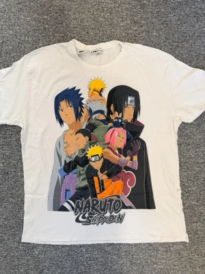 Vit Naruto Shippuden t-shirt - Säljer en vit t-shirt med stort Naruto Shippuden-tryck framtill. Den är 70cm på längden och 55cm på brädden. Hör av dig vid funderingar eller behov av fler bilder!🤗