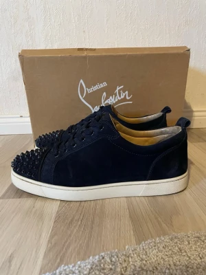 Christian Louboutin  - Tja! Säljer mina navy Loubs myke bra skick:) storlek 42 men sitter som 43or! Skorna behöver en rengöring bara