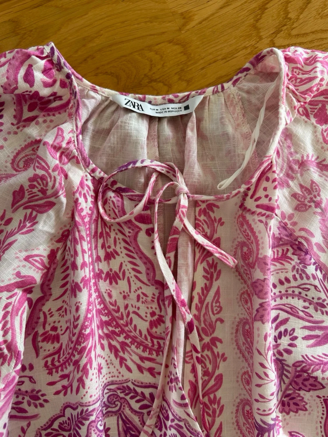  Ny slutsåld Rosa och vit kortklänning med volang - 1