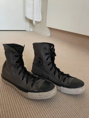 Converse skor - Så snygga svart/grå-glittriga converse skor ❣️ slitage visas på bild 3-4 annars bra skick😍st 35/36