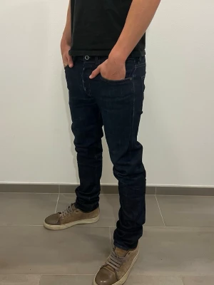 Mörkblå jeans från Diesel  - Säljer dessa jeans från Diesel. Jeansen har grym passform och säljs till ett bra pris. W:28 L:32 nypris:1200kr, vårt pris: 399kr 