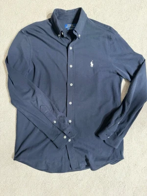 Ralph lauren skjorta mörkblå  - Tjena! Säljer nu min Ralph Lauren skjorta som är mörkblå! Skjortan är i fint skick och är perfekt nu inför sommaren! Hör av er vid fler frågor eller bilder! Mvh 