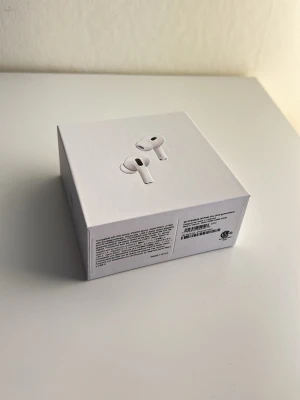 Apple AirPods Pro trådlösa hörlurar - Säljer ett par Apple AirPods Pro, trådlösa in-ear hörlurar i vit färg. De har en stilren och kompakt design med silikonproppar och laddas i det medföljande etuiet. Perfekta för musik, samtal och brusreducering. Priset kan diskuteras, bvsa