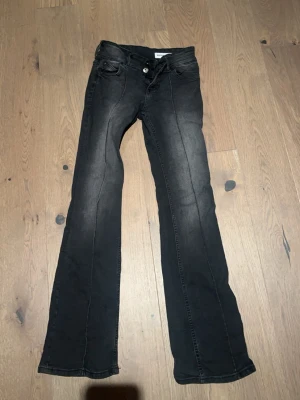 Svarta bootcut jeans från Bershka - Säljer ett par svarta bootcut jeans från Bershka som blivit för korta 