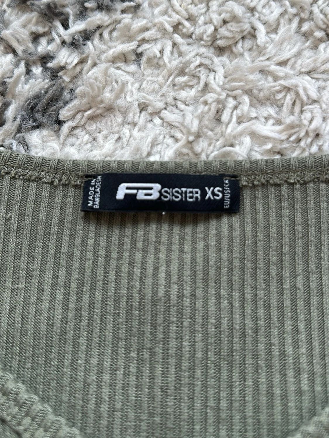 Olivgrön ribbad croppad topp FB Sister - 1