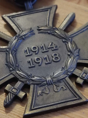 Tyska medaljer från första världskriget - Tre tyska medaljer i form av järnkors med inskriptionen 1914-1918 och lagerkrans. Ena medaljen har svärd bakom korset,och kallas äres kors för soldater, och den andra utan vapen bak är äres korset för civil soldater. Den svarta och mest sällsynta är Änke korset.Alla är tillverkade i metall och har detaljerad relief. 800 är priset för alla 3 medaljer