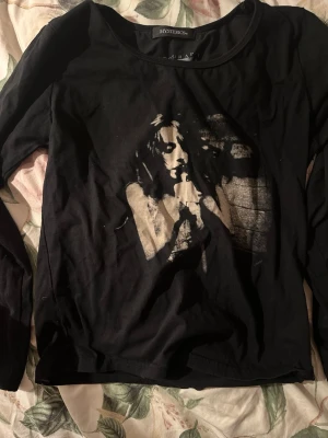Hysteric glamour top - Cool långarmad tröja från hysteric. Tror de e size xs-s den e ganska tight på mig och croppad. 
