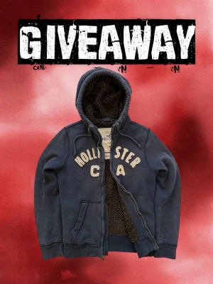 Vintage Hollister Pälsfodrad Zip-Hoodie - Tjena! Kommer ge ut denna sällsynta Pälsfodrad Zip-Hoodie den 24 april, för att vara med måste du 1. Följ mig i Plick plattform 2. Gilla denna annonsen 3. Följ mig på TikTok (@streebastards) Lycka till 👏