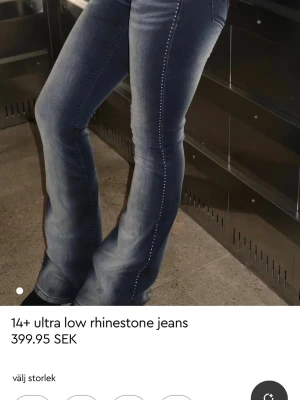 Mörkblå jeans me rhinestones - Jättefina i princip nya jeans i storlek s💗 använt 1 gång. Ursprungligt pris är 399kr säljs för 250💗