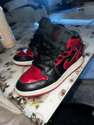 Jordan 1 röd svart  - den är i bra skick men lite använd 