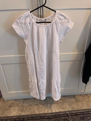 Klänning  - Säljer en vit klänning från lager 157 den är använd 1 gång storlek 150/160 