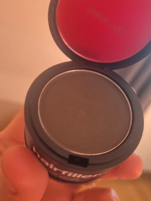 Hairfiller kompaktpuder grå - Hairfiller kompaktpuder från Peelmed i en grå nyans. Produkten kommer i en rund plastförpackning med röd lock och är avsedd för att fylla ut hårfästet eller dölja utväxt. Perfekt för att skapa ett jämnare och fylligare hårutseende.