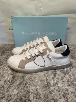 Philippe Model skor - Snygga oanvända sneakers! Storlek 43! Hör av er ifall ni har några frågor! Lämna gärna prisförslag! ⭐️